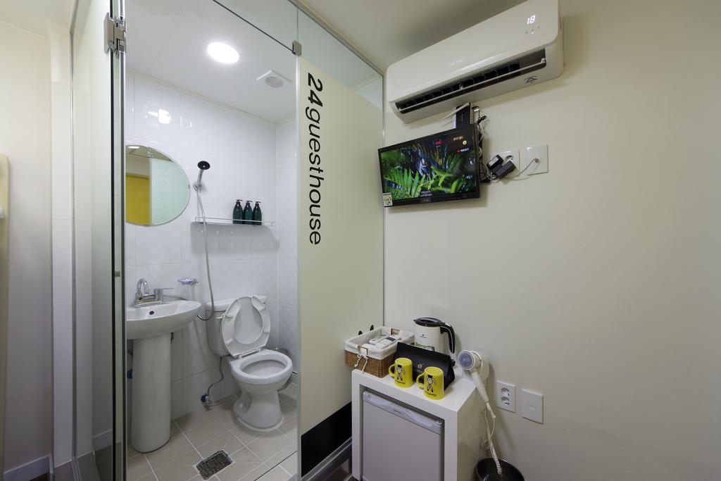 24 Guesthouse Myeongdong Town Seul Oda fotoğraf